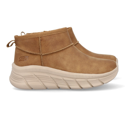 Botins Skechers camel com sola branca elevada e logótipo lateral.