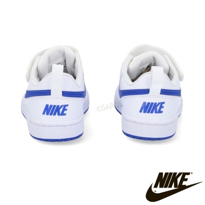 Ténis Nike brancos com detalhes azuis vistos de trás