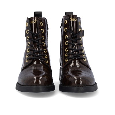 Botas castanhas com textura brilhante e atacadores pretos