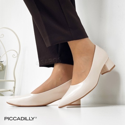 Sapatos de salto médio em verniz bege