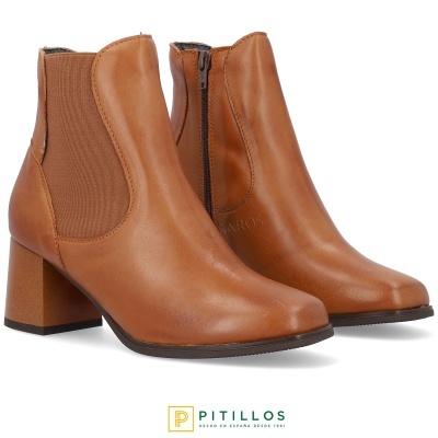 Botins castanhos em pele com salto médio e fecho de correr lateral