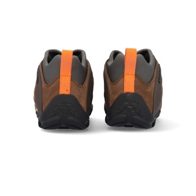 Par de sapatos castanhos com detalhes amarelos, vista traseira