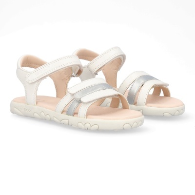 Sandálias brancas para criança com detalhes prateados e tiras de velcro