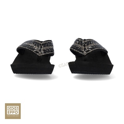 Sandálias pretas Gioseppo com tiras bordadas cinza e branca sobre fundo branco