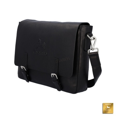 Mala tiracolo preta em pele sintética com duas fivelas prateadas e logo em relevo