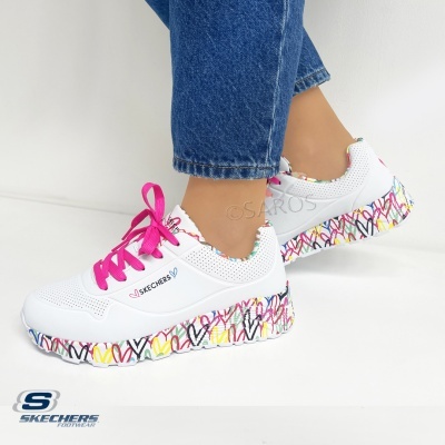 Ténis brancos Skechers com atacadores rosa e sola decorada com corações coloridos