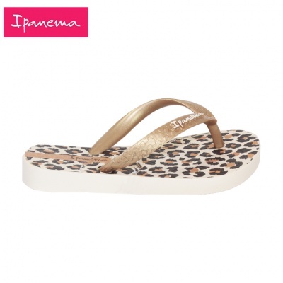 Chinelo Ipanema com padrão animal print e tiras douradas