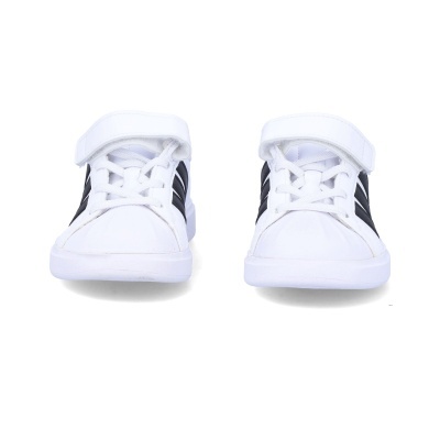 Par de sapatilhas brancas com riscas pretas e velcro