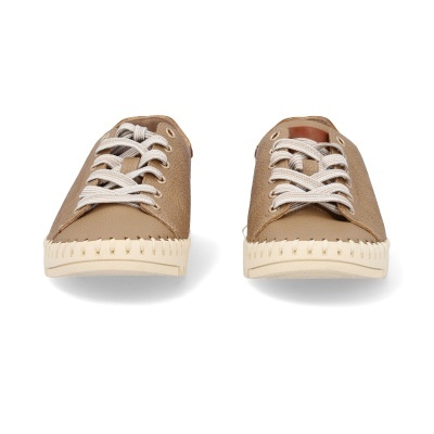 Sapatilhas castanhas claras com cadarços brancos e sola bege