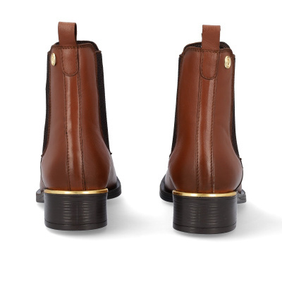Botins em pele castanha com elástico preto e detalhe dourado no salto