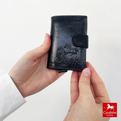 Carteira preta de couro Cavalinho com fecho