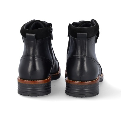 Botins pretos masculinos em pele e camurça vistos de trás