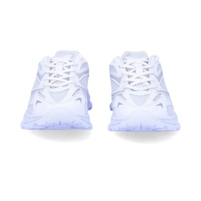 Par de sapatilhas desportivas brancas em malha vista de frente