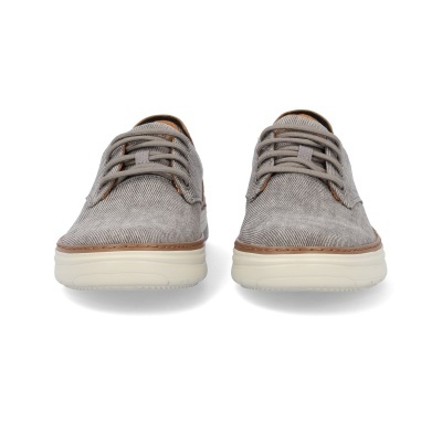 Ténis cinzentos em tecido com atacadores e sola branca vistos de frente