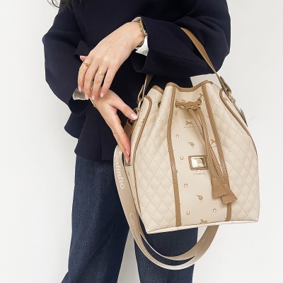 Mala bege clara acolchoada com detalhes castanhos e alça larga Cavalinho