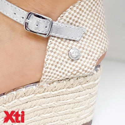 Sandalha bege e branca com alça prateada e sola de corda