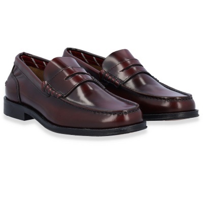 Par de sapatos mocassim castanho escuro em pele sintética com sola preta.