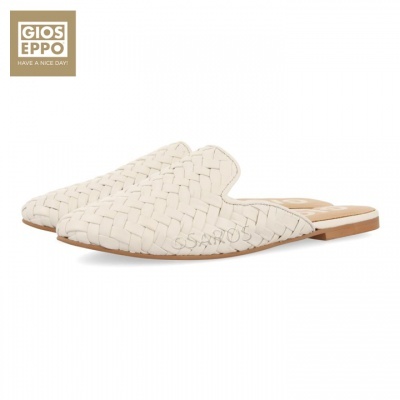 Mules femininas GIOS EPPO beige claro padrão trançado com sola clara e salto baixo