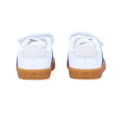 Sapatilhas Adidas brancas com sola castanha vistas de trás