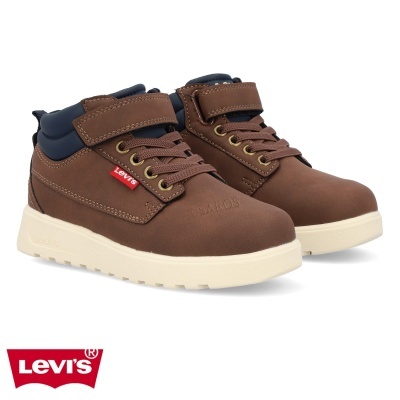 Ténis Levi's castanhos com sola branca e etiqueta vermelha Levi's