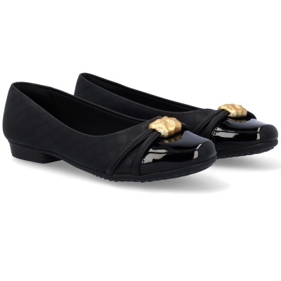 Sapatos planos pretos com verniz e detalhe dourado