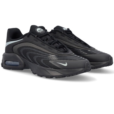 Ténis Nike Air Max pretos com detalhes cinzentos e sola com amortecimento visível.