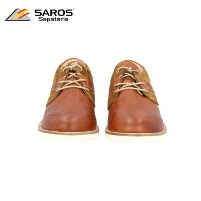 Sapatos de pele castanha com atacadores claros sobre fundo branco com logótipo