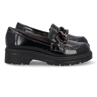 Sapatos mocassins pretos em verniz com sola grossa preta
