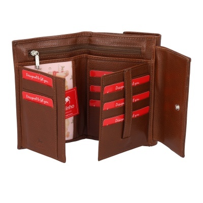 Carteira de senhora castanha em pele aberta mostrando múltiplos compartimentos e etiquetas vermelhas