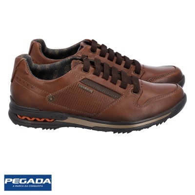 Sapatilhas masculinas castanhas em couro sintético com sola preta e detalhes laranja