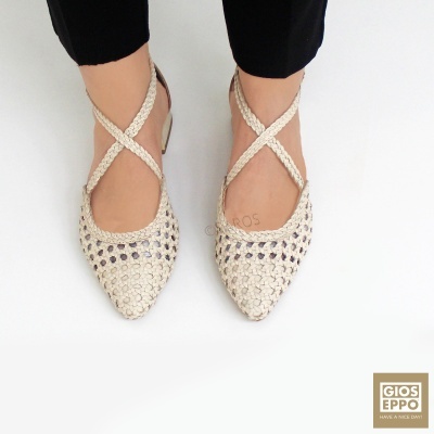 Sapatos femininos bege trançados com tiras cruzadas no tornozelo e salto baixo