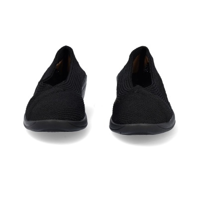 Par de sapatilhas pretas de tecido com sola preta
