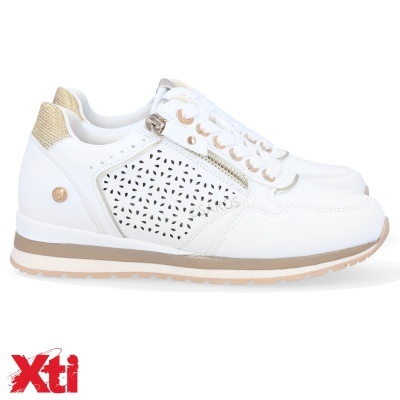 Ténis brancos com detalhes dourados e padrão perfurado lateral