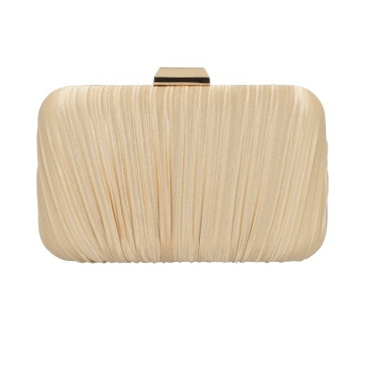 Mala clutch bege em tecido plissado com fecho dourado.