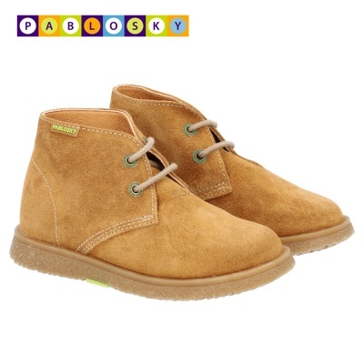 Botins amarelo claro de camurça com atacadores e etiqueta PABLOSKY