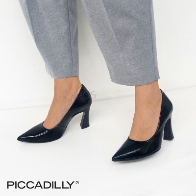 Sapatos de salto alto pretos em material brilhante com bico fino