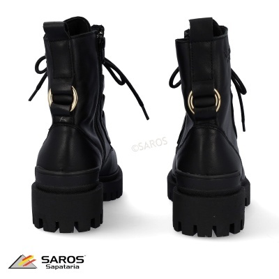 Botas pretas com atacadores e argolas metálicas, salto grosso.