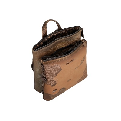Mochila castanha com padrões florais e fechos de correr