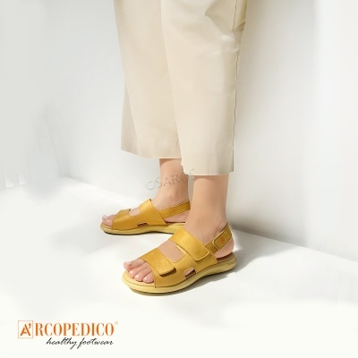 Sandálias amarelas de couro com sola confortável e fecho em velcro