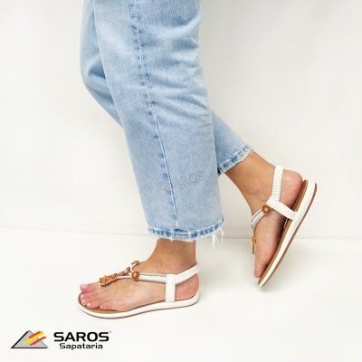 Sandálias femininas brancas com detalhes castanhos e jeans de ganga clara