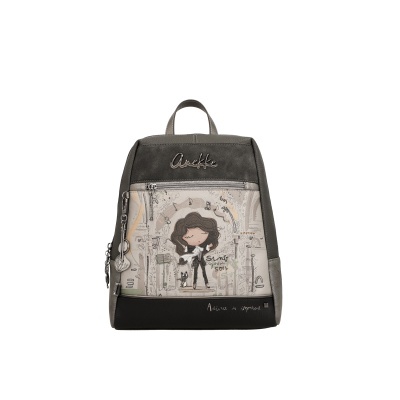 Mochila cinzenta e preta com ilustração de personagem feminina e texto frontal