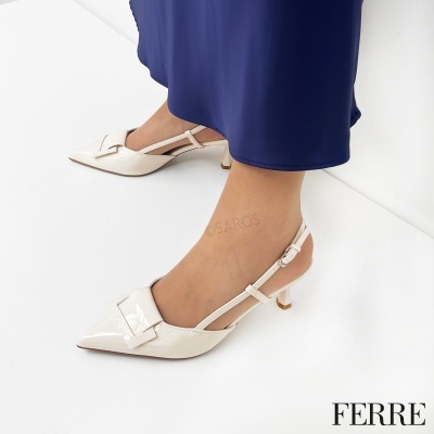 Sapatos de salto alto de verniz branco com fivela larga decorativa e tira com fecho