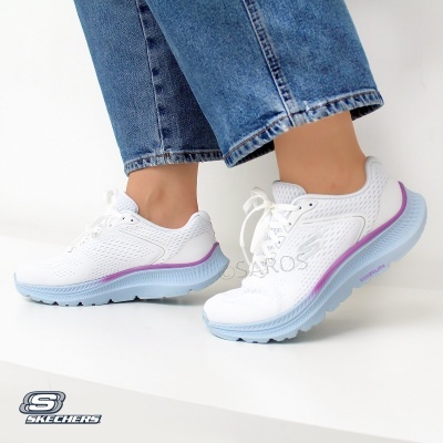 Ténis brancos Skechers com sola azul claro e detalhe roxo