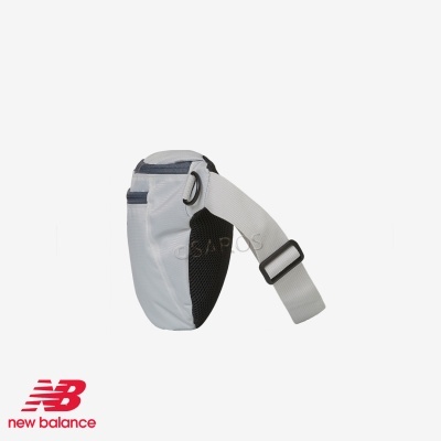 Bolsa de cintura New Balance cinzenta com cinto branco ajustável