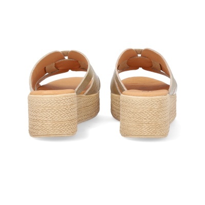 sandálias plataforma bege com sola texturada e tiras largas com relevo floral