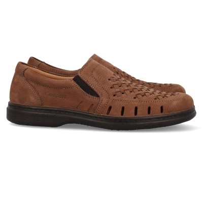 Sapatos castanhos em pele com textura trançada e sola preta