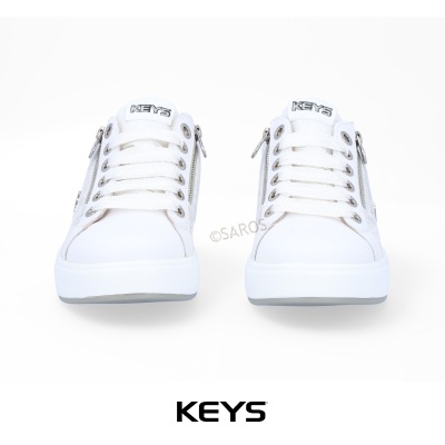 Par de ténis brancos em pele com atacadores e fechos laterais com logótipo KEYS