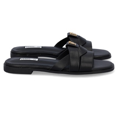 Sandálias pretas com tiras cruzadas e fivelas douradas