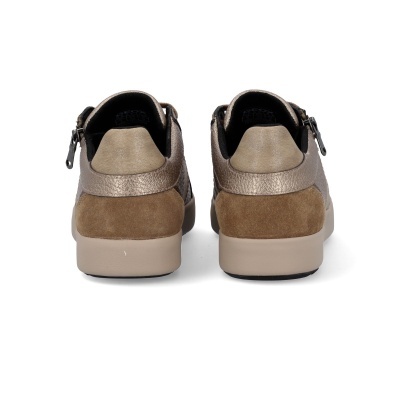 Ténis unissexo castanhos em couro e camurça, vistos de trás