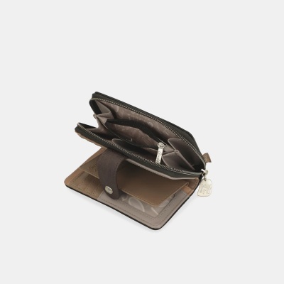 Carteira castanha e bege aberta com divisórias internas e fecho